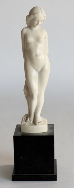 null L. GASSOT, XIXe-XXe. Venus nue en ivoire sculpté dans le goût de la Renaissance....