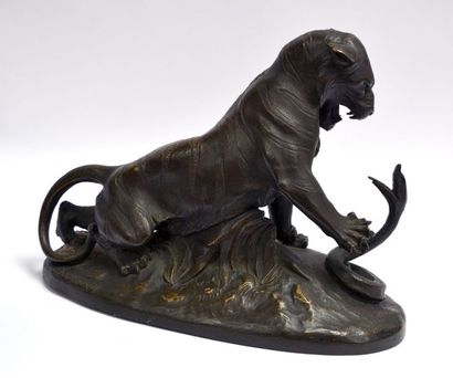 null Robert BOUSQUET (1894-1917).Tigre attaquant serpent. Epreuve en bronze à patine...
