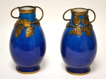 null Paul MILLET (1870-1950) à SEVRES. Paire de VASES en faïence émaillée turquoise,...