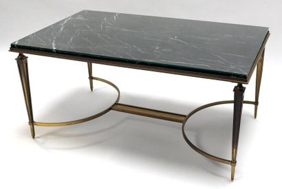null BAGUES (attribué).TABLE basse en bronze doré, le plateau de marbre portor protégé...