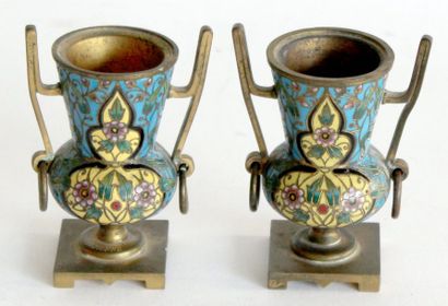 null F. BARBEDIENNE (1810-1892) Paire de petits VASES à anses en bronze doré et émaillé...