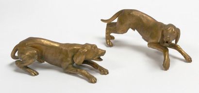 null Paire de CHIENS de chasse en bronze doré. (Fentes). L. 19 cm