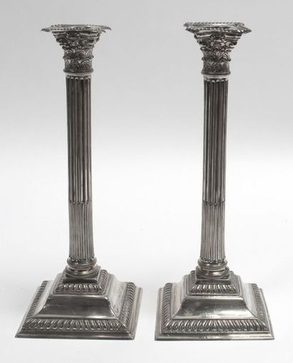 null Paire de BOUGEOIRS colonnes en métal argenté, la base carrée. H. 25 cm