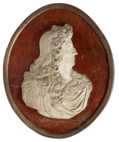 null MEDAILLON ovale au profil de Louis XIV en marbre blanc, sur fond de marbre rouge,...