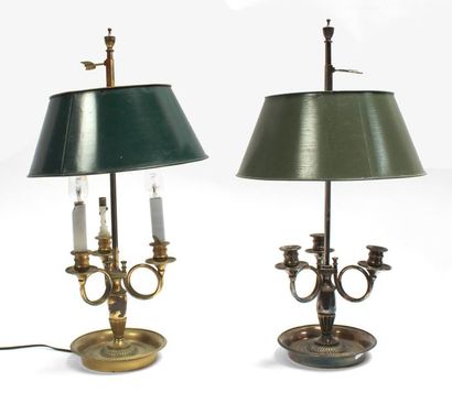 null Deux LAMPES bouillotte de modèle approchant, l'une en bronze doré, l'autre en...
