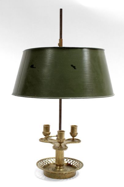 null LAMPE bouillotte à trois lumières en bronze et tôle verte, la base ajourée d'une...