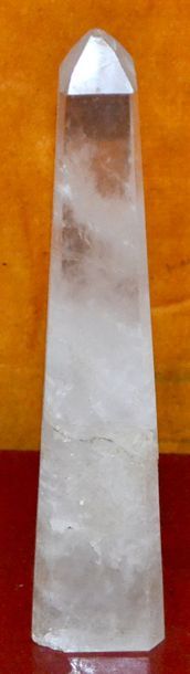 null Petit OBELISQUE en quartz blanc. (Restauration). H. 25 cm