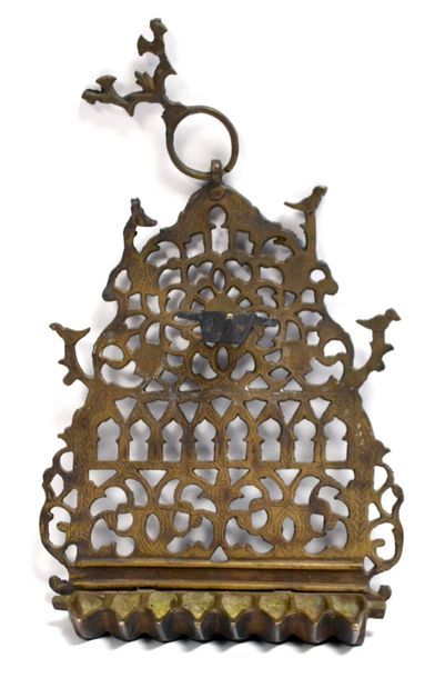 null HANOUKIA en bronze doré, prise en anneau amovible, à décor d'oiseau. H. 37,5...