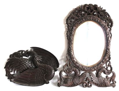 null ENCADREMENT de miroir à vue ovale en bois de fer à décor sculpté de feuillages...