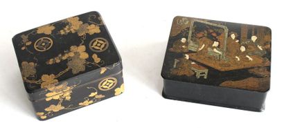 null Lot comprenant deux BOITES en bois laqué noir et or, une japonaise à décor floral...