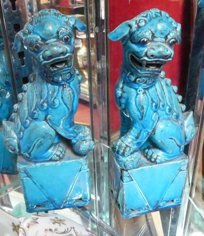 null *Une paire de chiens de Fô émaillés bleu