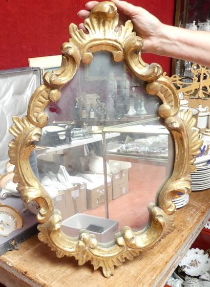 null *Un miroir en bois stuqué doré de style Louis XV (quelques éclats)
