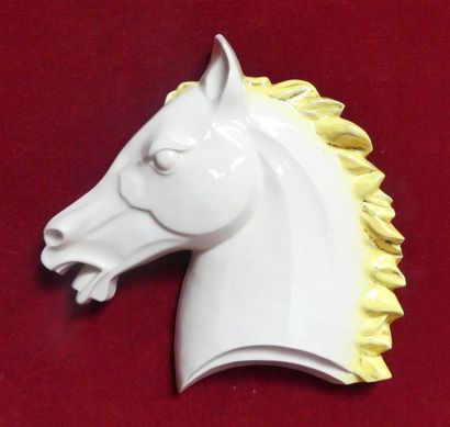 null Une tête de cheval en céramique blanche, la crinière jaune