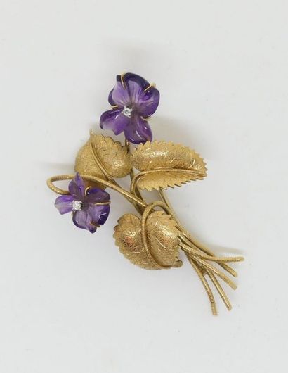 null BROCHE "Bouquet de violettes" en or jaune guilloché, les fleurs en améthyste...