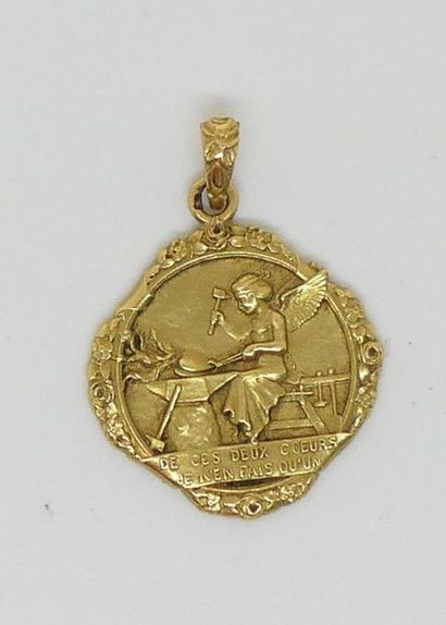 null MEDAILLE en or jaune, ornée d'Eros à sa forge d'amour, et notée "De ces deux...