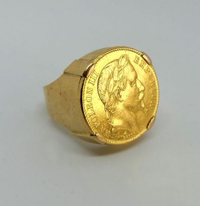 null CHEVALIERE en or jaune ornée d'une pièce de 20 francs or Napoléon III lauré....