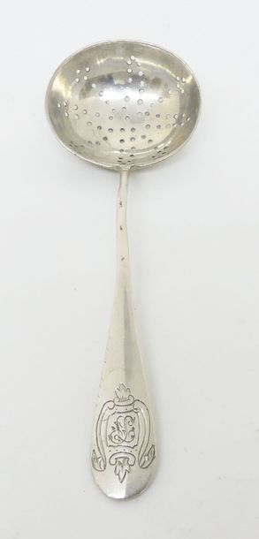 null CUILLER à SAUPOUDRER, en argent uni, la spatule chiffrée. Moscou (1899-1908),...