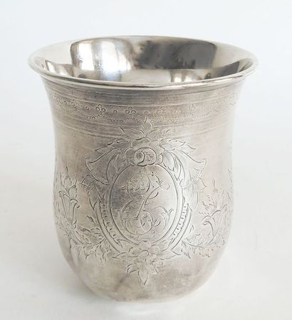 null LADOUCETTE & GAVARD (1869-1886), TIMBALE tulipe en argent gravée de guirlandes...