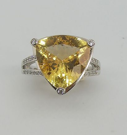 null MAUBOUSSIN. BAGUE en or blanc, la monture rehaussée de diamants, sertie d'une...