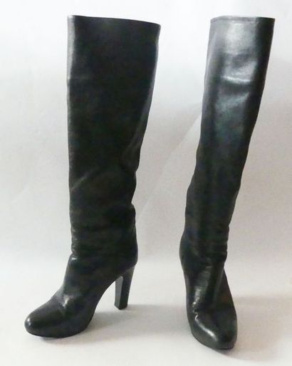 null ANONYME, made in Italy. paire de hautes bottes en cuir noir souple. T. 38