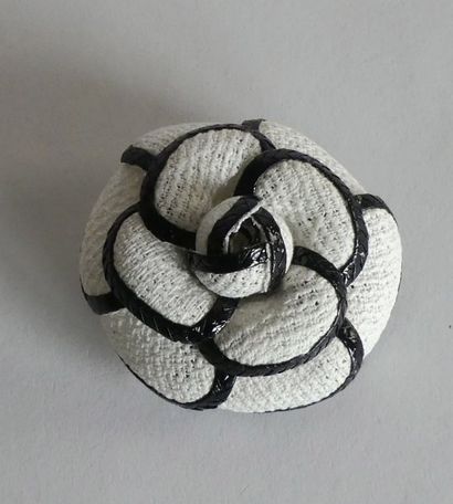 null CHANEL BROCHE camélia en tissé blanc et vernis vinyl noir