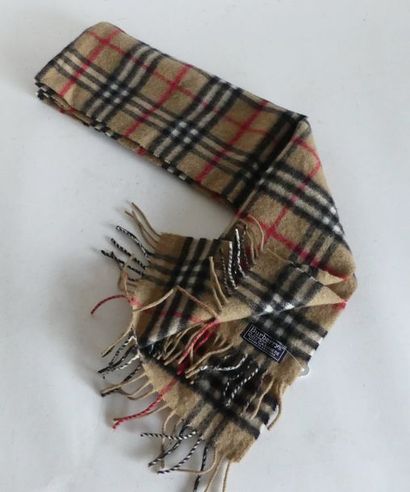 null BURBERRYS. Echarpe cachemire motif tartan