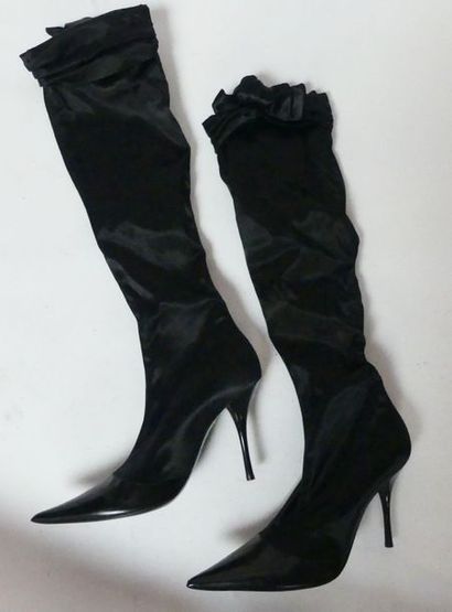 null LES TROPEZIENNES, Paire de BOTTES en cuir et satin noir. T40