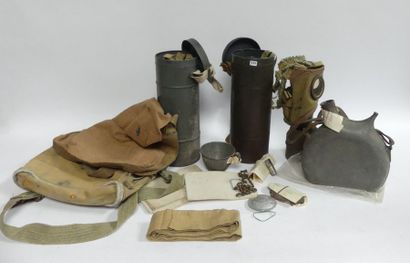 null Lot militaria français: un bidon, 2 sacs en toile, 2 masques à gaz de la Défense...