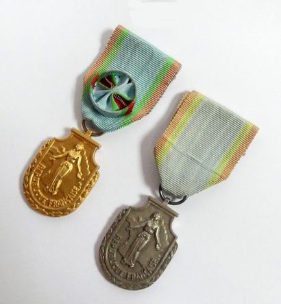 null Médailles françaises. Ordre du Mérite Touristique, lot de 2 médailles . Insigne...