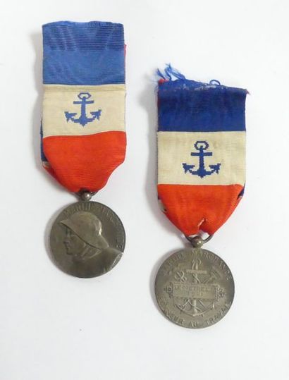 null Lot de 2 médailles d'Honneur de la Marine Marchande. Taille ordonnance. Bon...