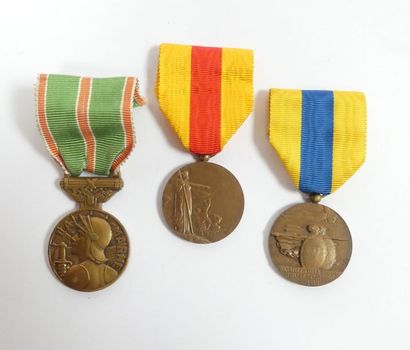 null Guerre 14-18. Lot de 3 médailles Commémoratives: Somme, Marne et Saint-Mihiel....