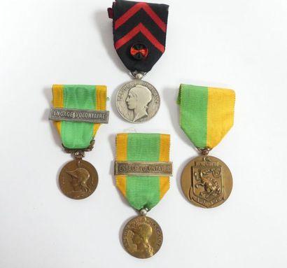 null Lot de 4 médailles: 2 médailles d'engagés Volontaires et 2 médailles d'Anciens...