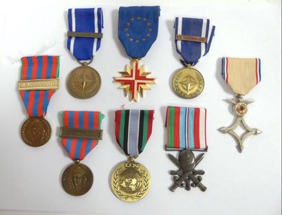 null Lot de 8 médailles dont: Ex-Yougoslavie, Algérie, Europe, Nations Unis…Taille...