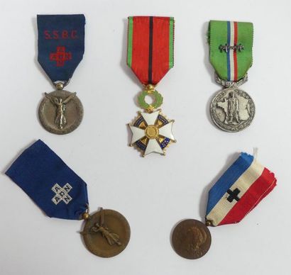 null Lot de 5 médailles associatives dont: Assistantes du Devoir National (ADN) et...