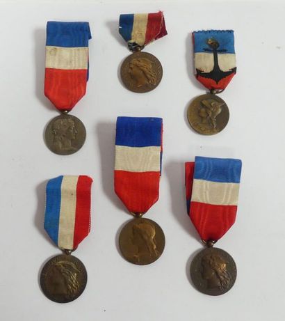 null Lot de 7 médailles dont: Ministère de la Guerre épidémies, Marine Nationale,...