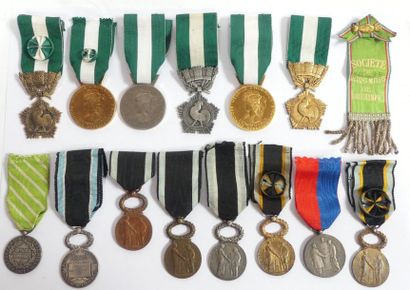 null Lot de 15 médailles dont: Employés municipaux (1er, 2e, 3e type), Secours Mutuels,...