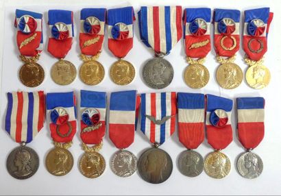 null Lot de 16 médailles dont: médaille de la voirie, des travaux publiques, de l'Aéronautique,...