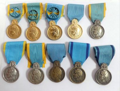 null Lot de 10 médailles d'Honneur des Sports: 1er, 2e, 3e et 4e type. Taille ordonnance....