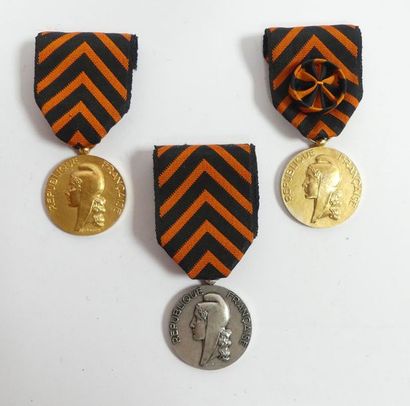 null Lot de 3 médailles d'Honneur des Mines. Taille ordonnance. B.E.
