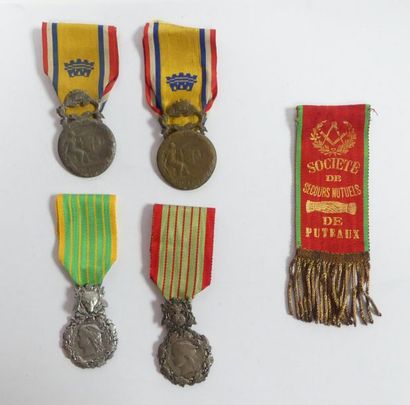 null Lot de 5 médailles et insigne dont: société du secours mutuels de Puteaux, Médaille...