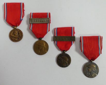 null Guerre 14-18. Lot de 4 médailles commémoratives de la bataille de Verdun. Modèles...