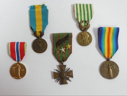 null Lot de 5 médailles dont: Croix de guerre 14-16, Interalliée (modèle Charles),...