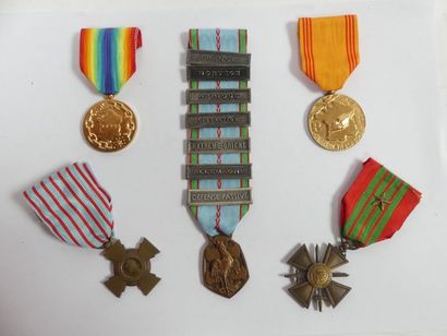 null Lot de 5 médailles dont: Croix du combattant, croix de guerre 39-40, médaille...
