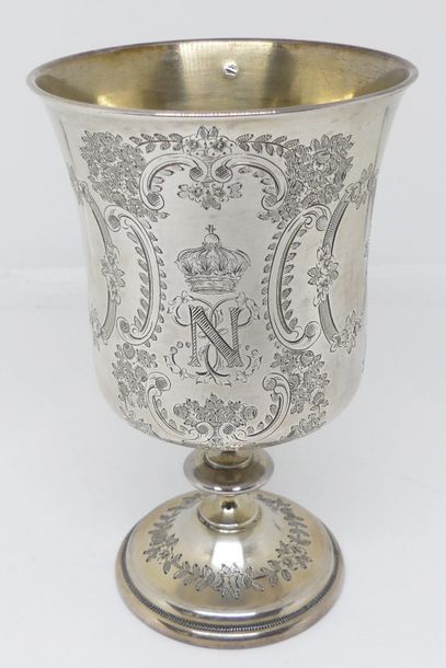 null VERRE sur pied en argent, à riche décor gravé de cartouches fleuris, et du chiffre...