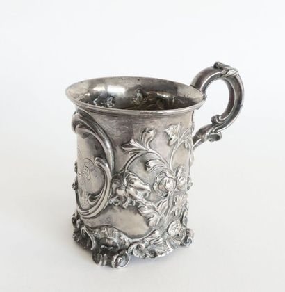 null Importante TASSE en argent à riche décor en repoussé de fleurs et motifs Rocaille....