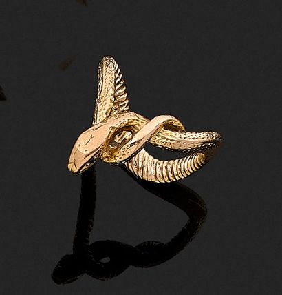 null BAGUE "Serpent" en or jaune guilloché, les yeux sertis d'émeraudes. Poids 8,3...