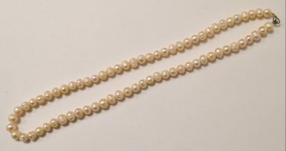 null COLLIER de perles blanches légèrement baroques. L. 60 cm