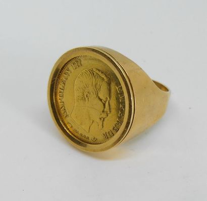 null CHEVALIERE en or jaune ornée d'une piece de 10 francs Napoléon III. Poids 11,5...
