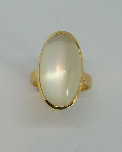 null BAGUE en or jaune, le chaton ovale serti d'un important cabochon de pierre de...