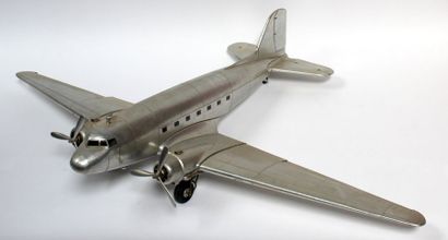 null MAQUETTE d'avion DOUGLAS DC-3 en bois et plaques d'aluminium. 17 x 66 x 100...